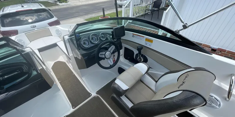 Slide: The Image of Sea Ray 190 Sport 2015 - 12