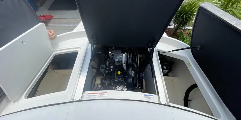 Slide: The Image of Sea Ray 190 Sport 2015 - 20