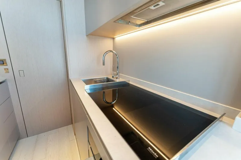 Slide: The Image of Ferretti 780 2023 - 47
