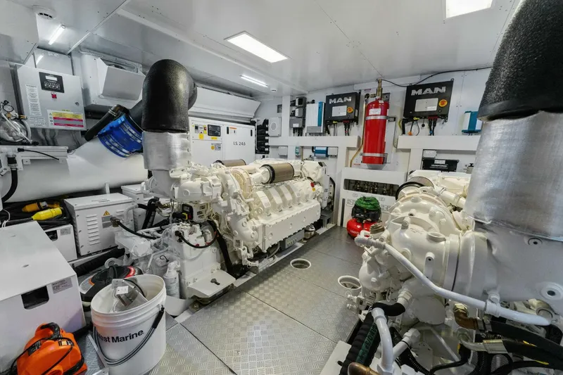 Slide: The Image of Ferretti 780 2023 - 94