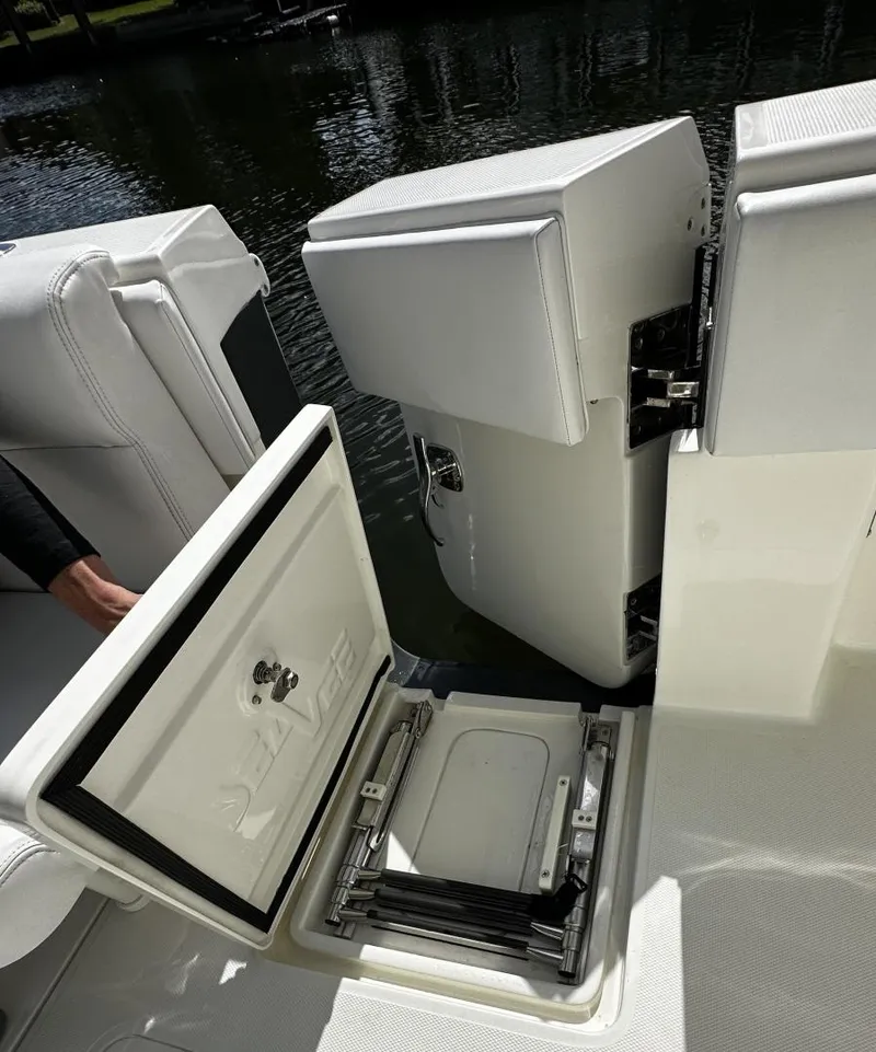 Slide: The Image of SeaVee 390Z 2018 - 16