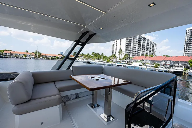 Slide: The Image of Prestige 520 Fly 2022 - 11