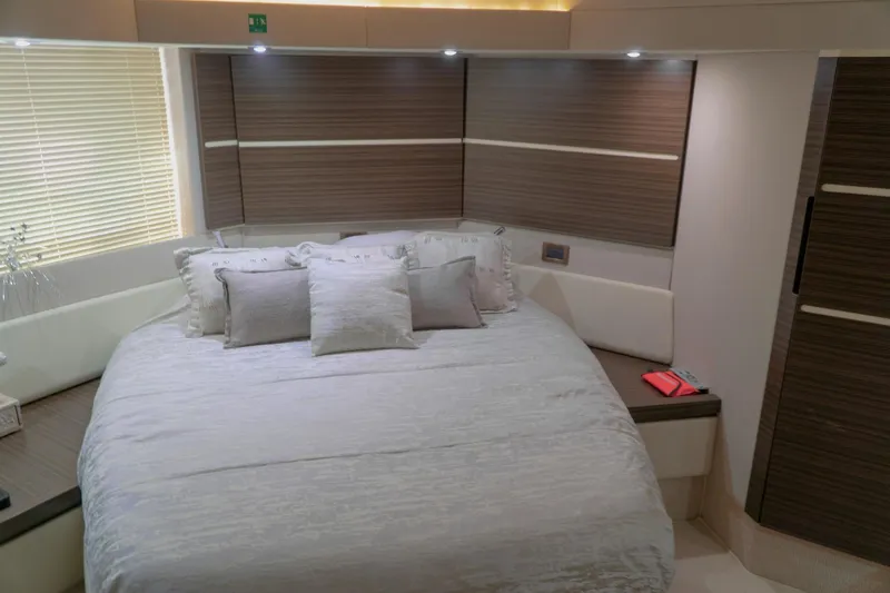Slide: The Image of Azimut FLY54 2013 - 18