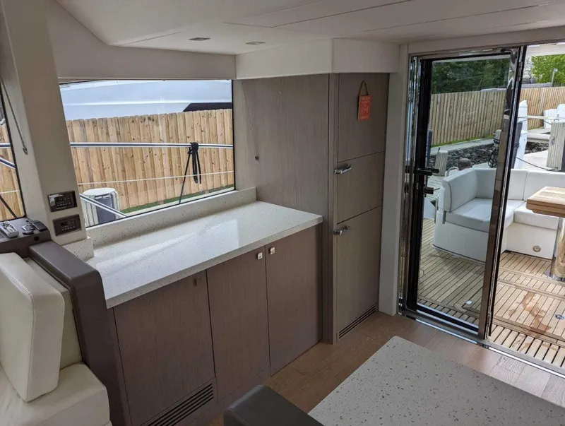 Slide: The Image of Sunseeker Manhattan 52 2018 - 18