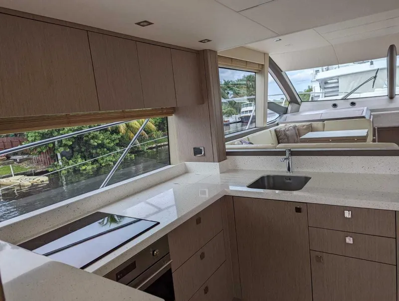 Slide: The Image of Sunseeker Manhattan 52 2018 - 21