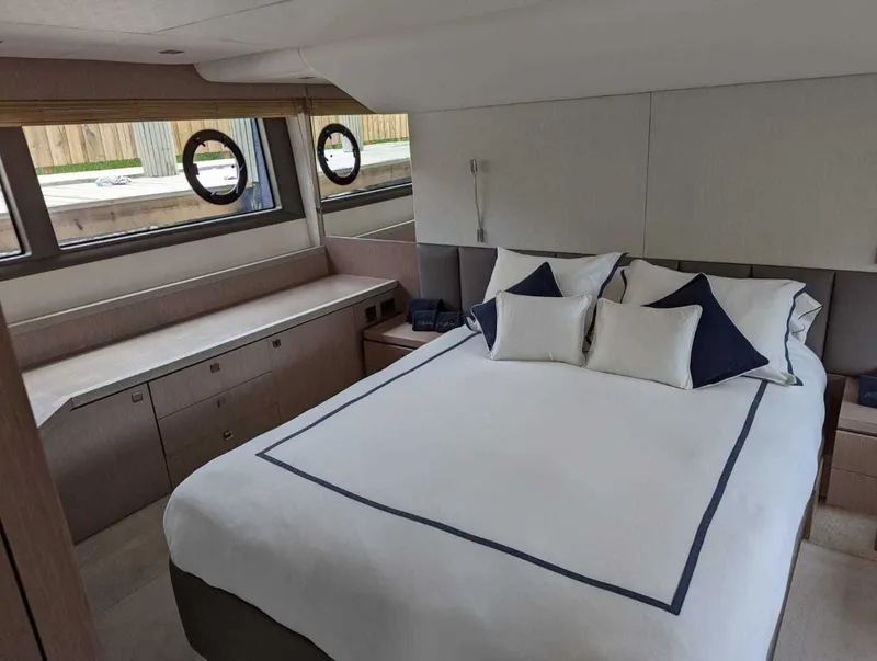 Slide: The Image of Sunseeker Manhattan 52 2018 - 24