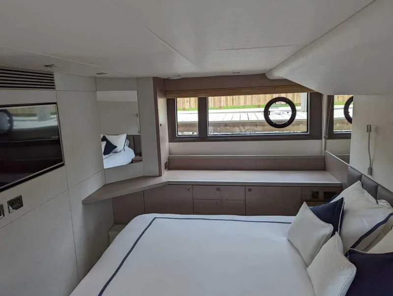 Slide: The Image of Sunseeker Manhattan 52 2018 - 25