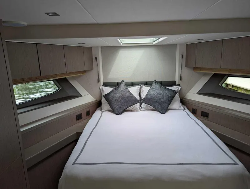 Slide: The Image of Sunseeker Manhattan 52 2018 - 28