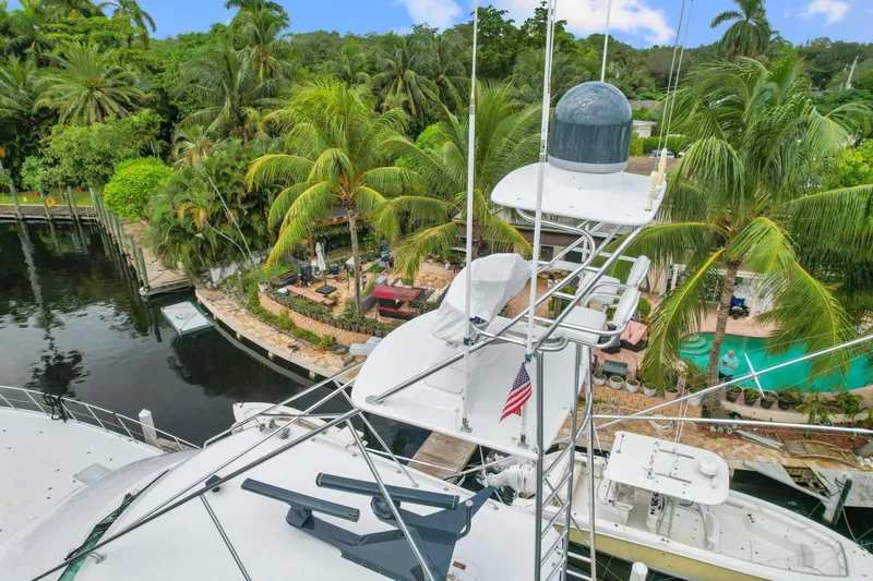 Slide: The Image of Hatteras 82 Convertible 1998 - 10
