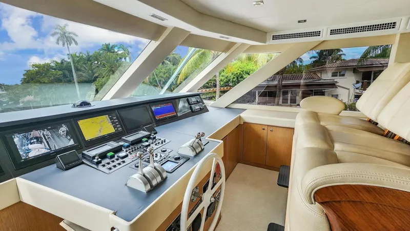 Slide: The Image of Hatteras 82 Convertible 1998 - 22
