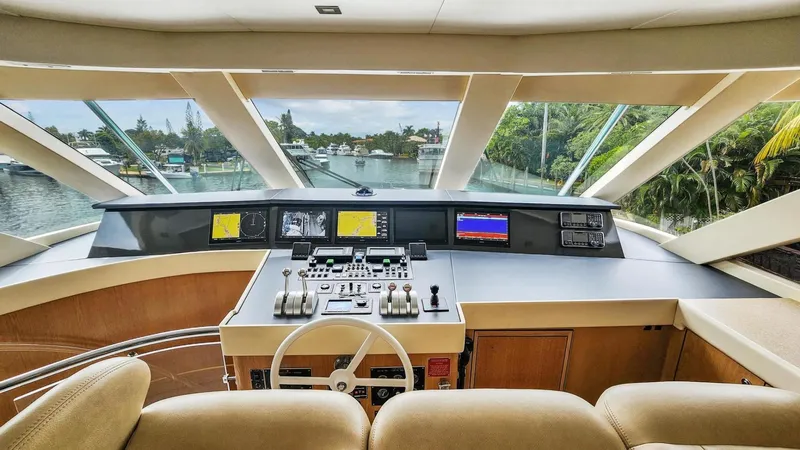 Slide: The Image of Hatteras 82 Convertible 1998 - 24