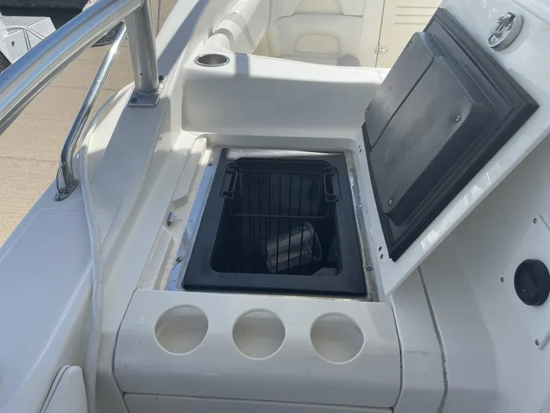 Slide: The Image of Boston Whaler 320 Outrage Cuddy Cabin 2008 - 23