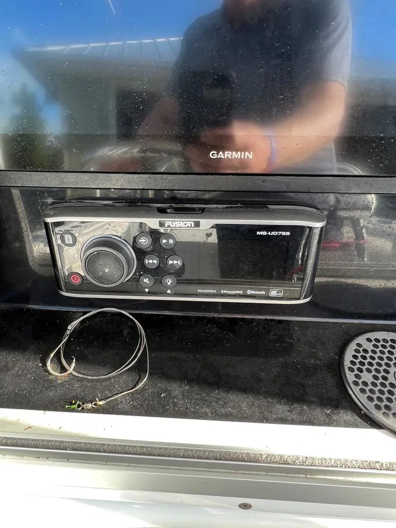 Slide: The Image of Yellowfin Center Console 2016 - 15