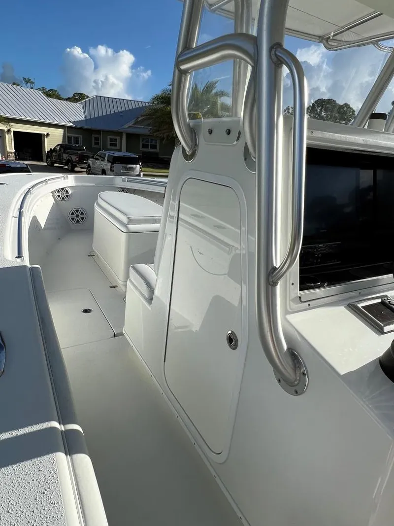 Slide: The Image of Yellowfin Center Console 2016 - 16