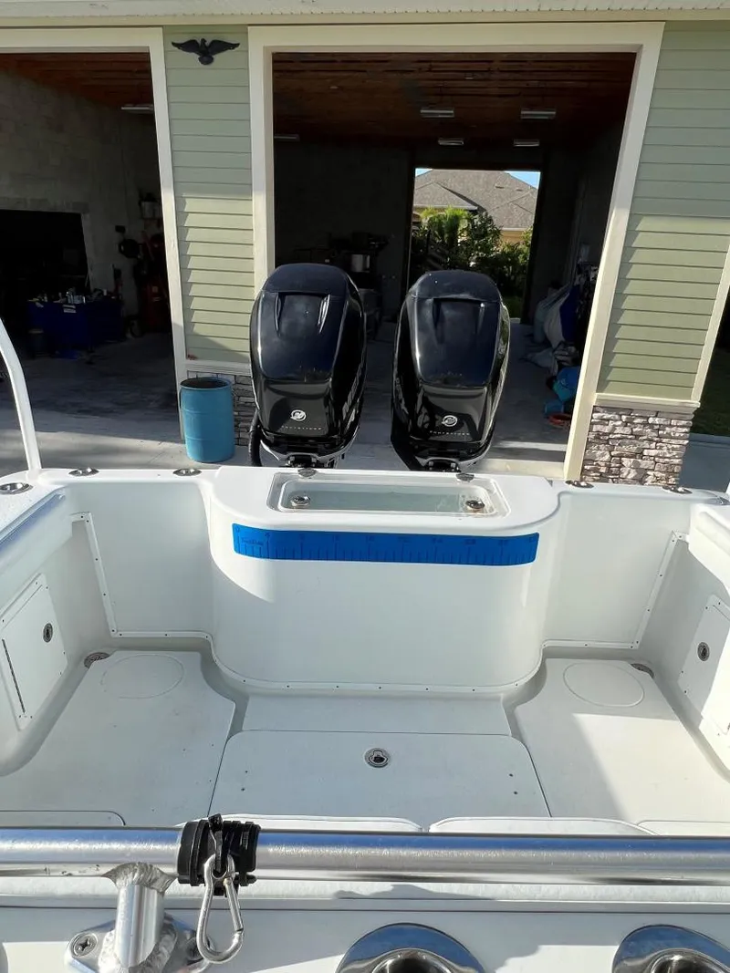 Slide: The Image of Yellowfin Center Console 2016 - 9