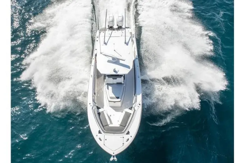 Slide: The Image of Blackfin 332 CC 2020 - 3