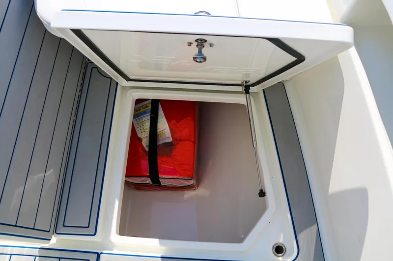 Slide: The Image of SeaVee 390Z 2016 - 12