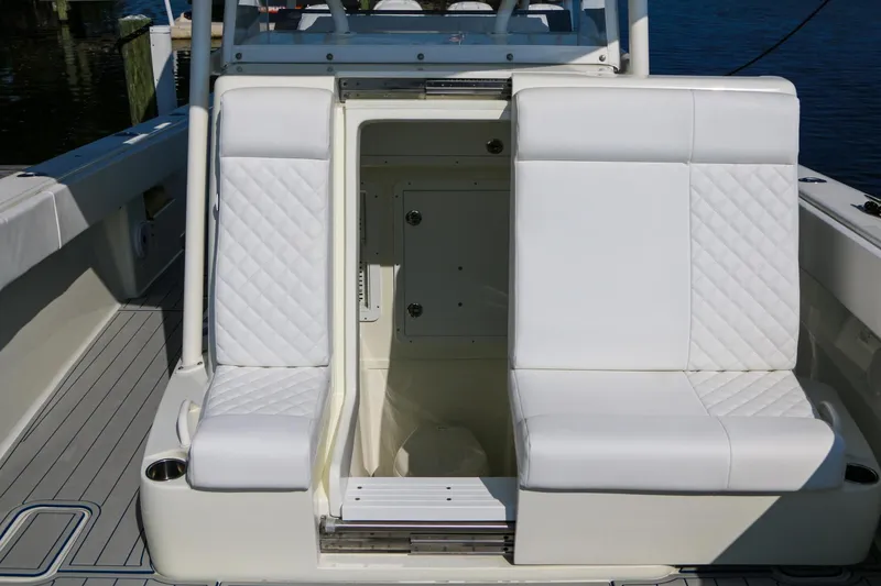Slide: The Image of SeaVee 390Z 2016 - 6