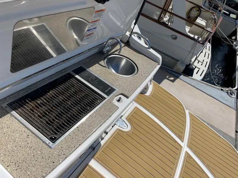 Slide: The Image of Sea Ray Sundancer 350 2018 - 4