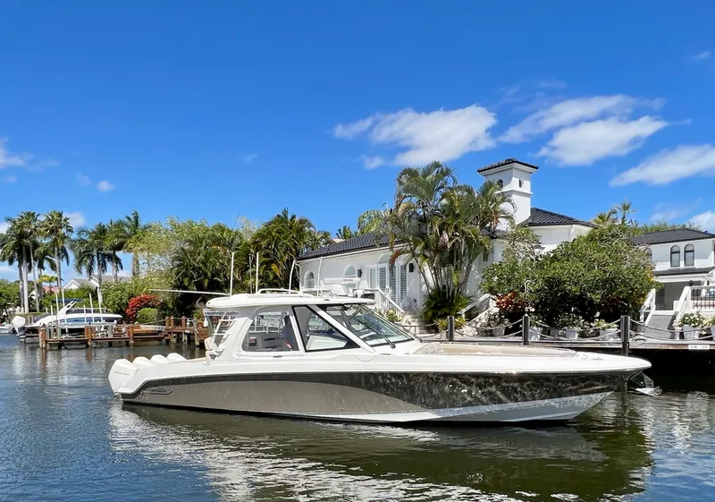 The Image of Boston Whaler 380 Realm 2020 - 0
