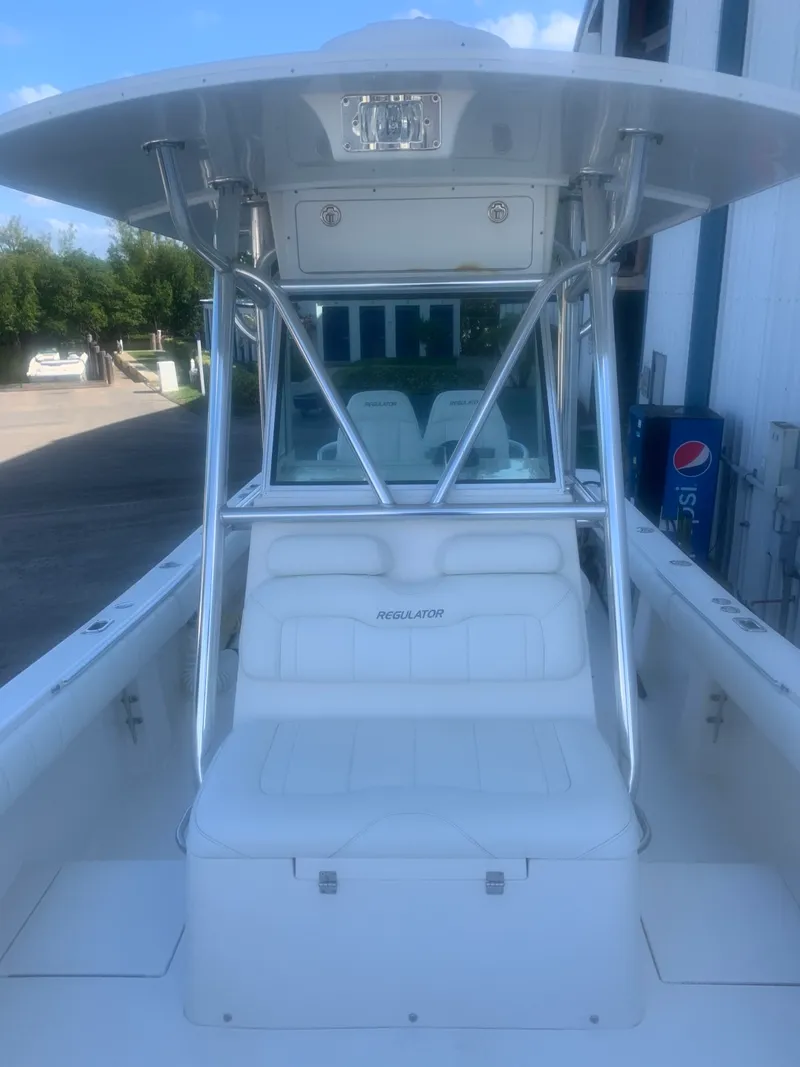 Slide: The Image of Regulator Marine 26 Forwarding Seating 2010 - 8