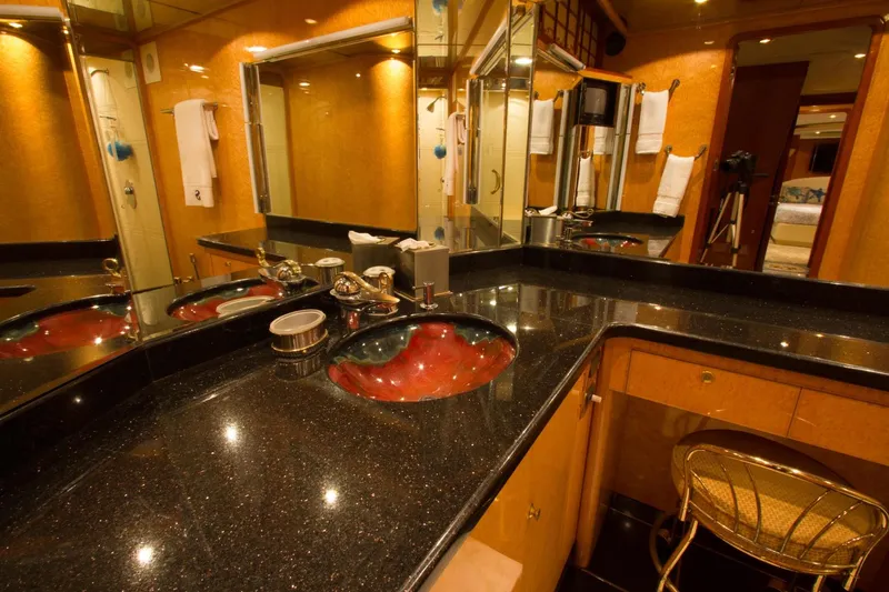 Slide: The Image of President 100 Motor Yacht 2002 - 18