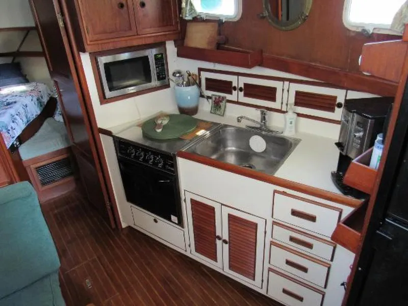 Slide: The Image of Offshore Yachtfisher CPMY 1987 - 6