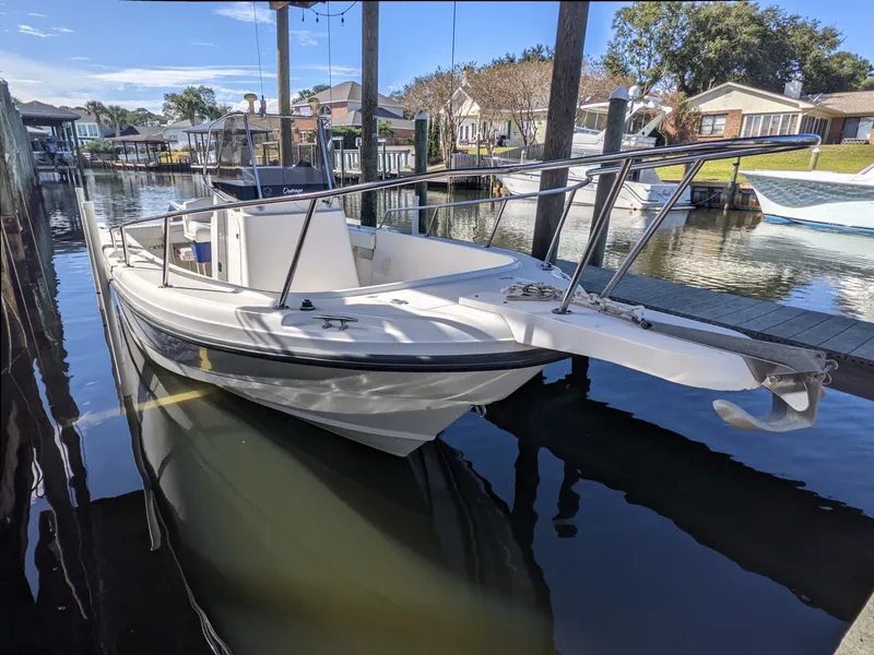 Slide: The Image of Boston Whaler 23 Outrage 1998 - 4