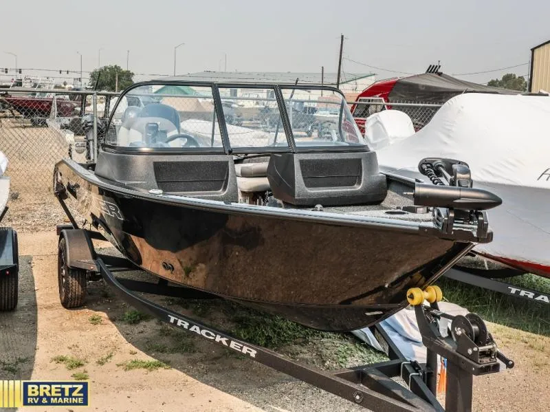The Image of Tracker V-16 WT 2027 - 0