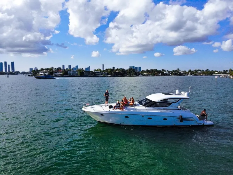 The Image of Carver Yachts Trojan 440 Express 2000 - 0