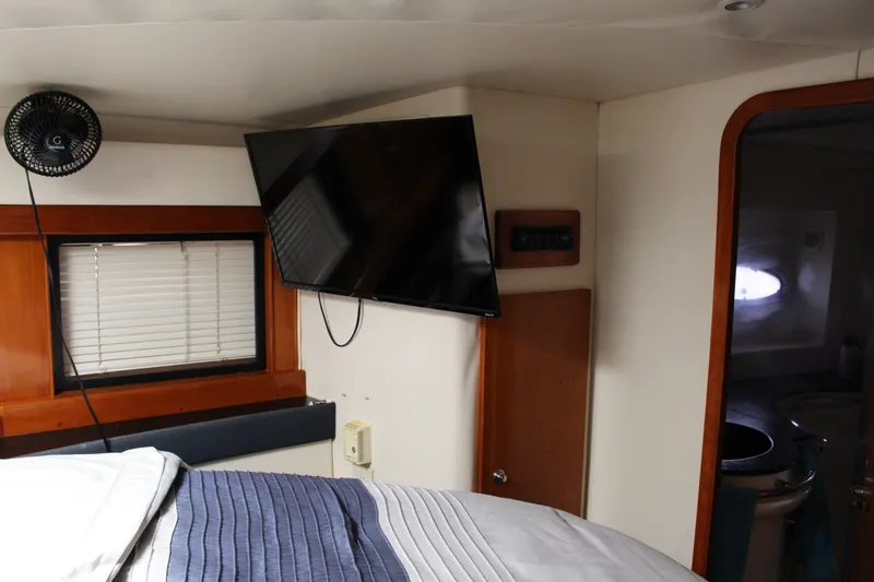 Slide: The Image of Carver Yachts Trojan 440 Express 2000 - 31