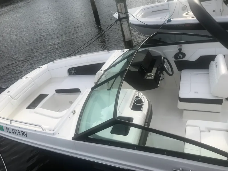 Slide: The Image of Sea Ray SDX 270 Outboard 2019 - 9