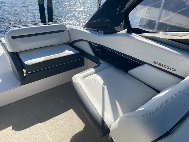 Slide: The Image of Regal 3200 Bowrider 2016 - 10