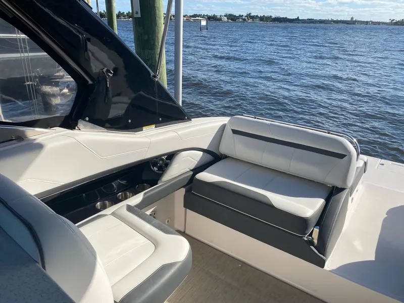 Slide: The Image of Regal 3200 Bowrider 2016 - 11