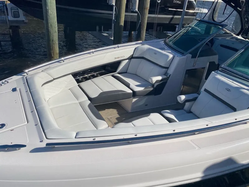 Slide: The Image of Regal 3200 Bowrider 2016 - 5