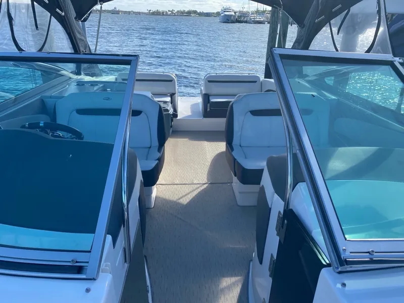 Slide: The Image of Regal 3200 Bowrider 2016 - 6