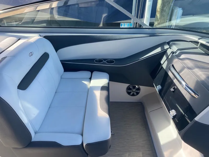 Slide: The Image of Regal 3200 Bowrider 2016 - 9