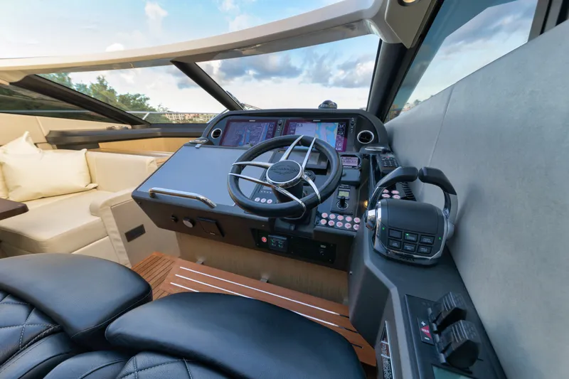 Slide: The Image of Sunseeker Predator 2017 - 32