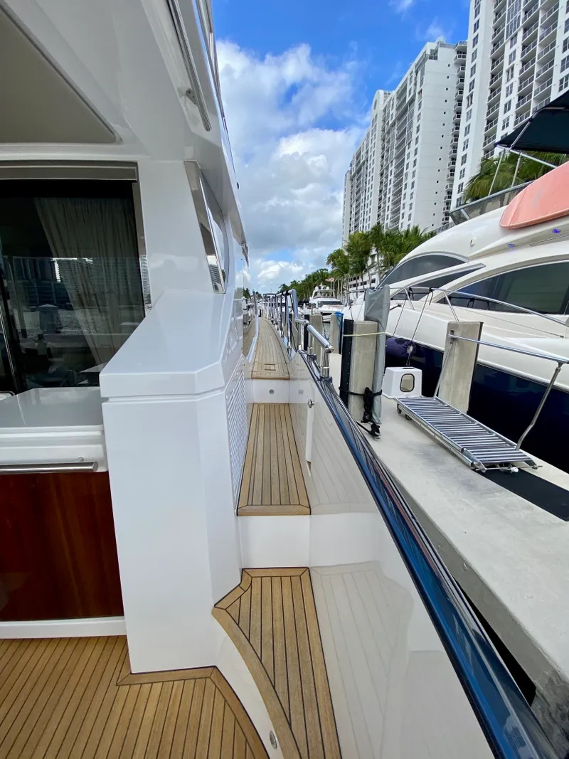 Slide: The Image of Azimut Flybridge 2018 - 10