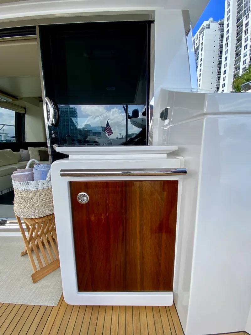 Slide: The Image of Azimut Flybridge 2018 - 102