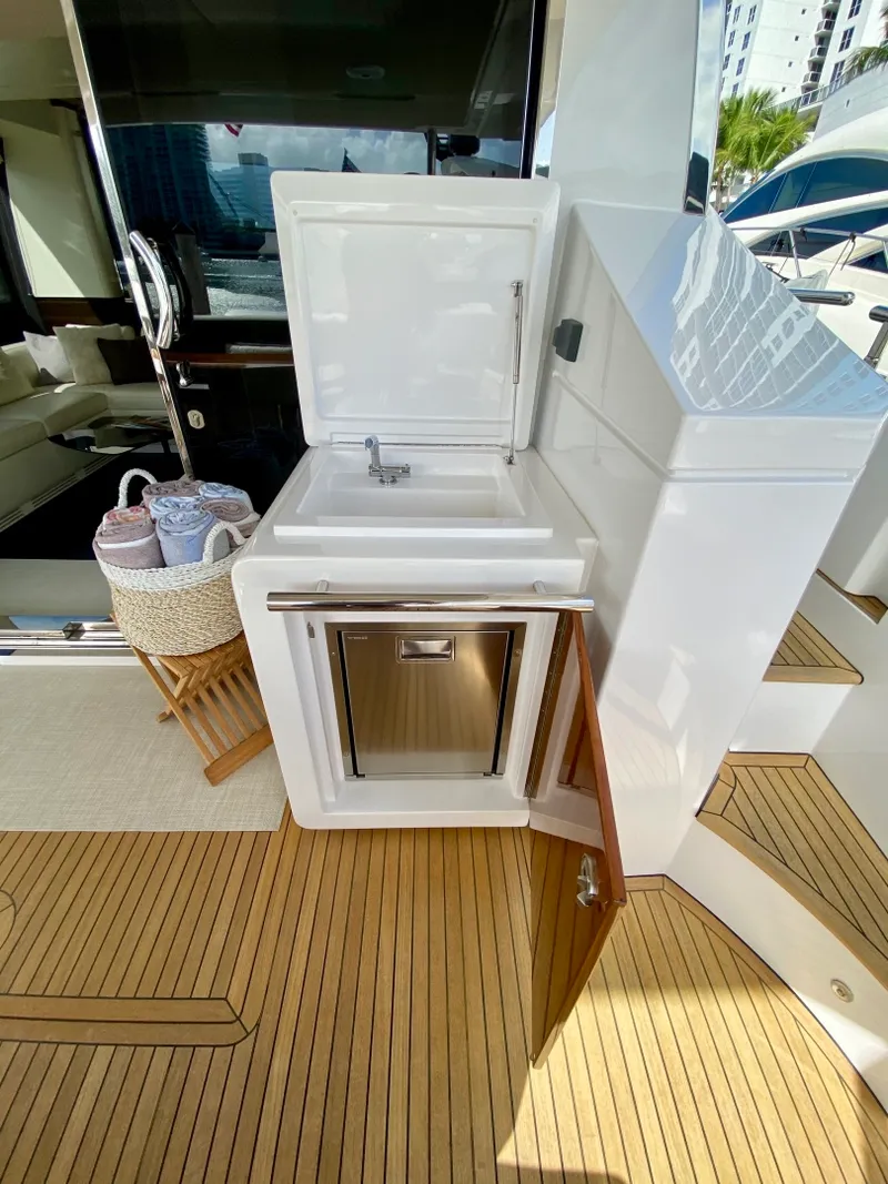 Slide: The Image of Azimut Flybridge 2018 - 103
