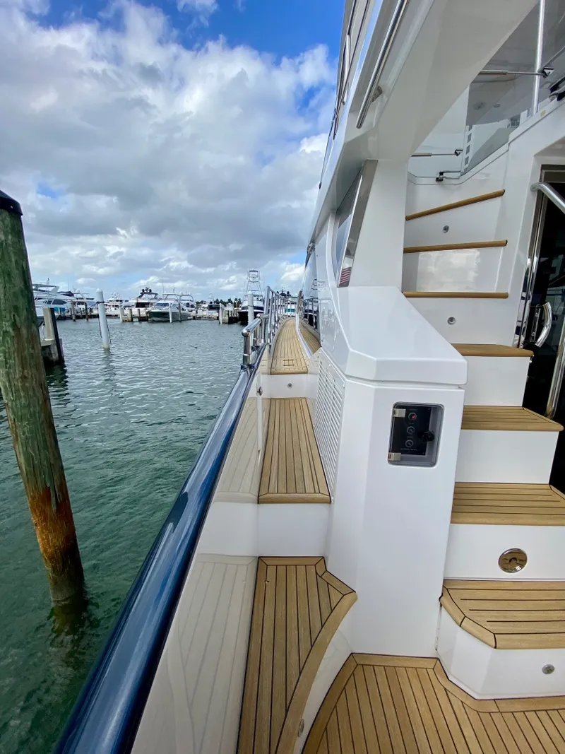Slide: The Image of Azimut Flybridge 2018 - 11