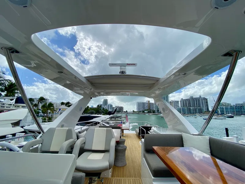 Slide: The Image of Azimut Flybridge 2018 - 12