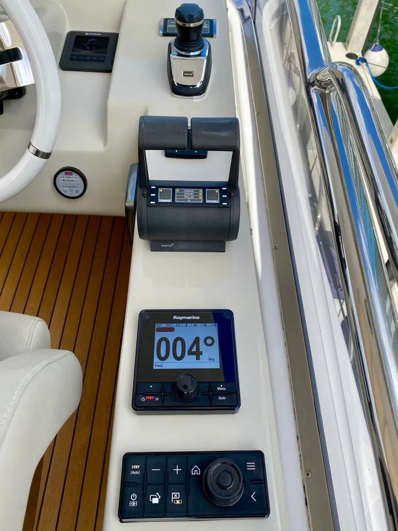 Slide: The Image of Azimut Flybridge 2018 - 36