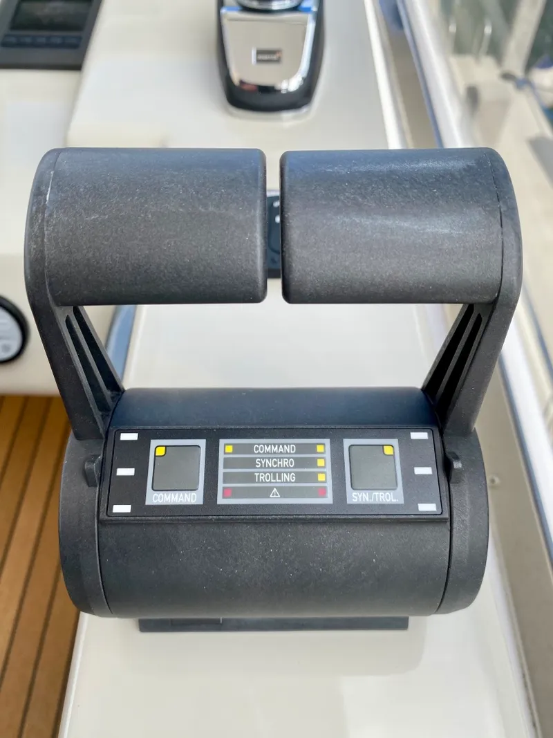 Slide: The Image of Azimut Flybridge 2018 - 37