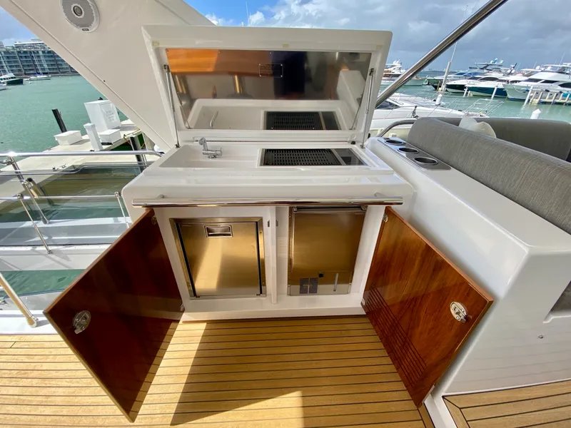 Slide: The Image of Azimut Flybridge 2018 - 42