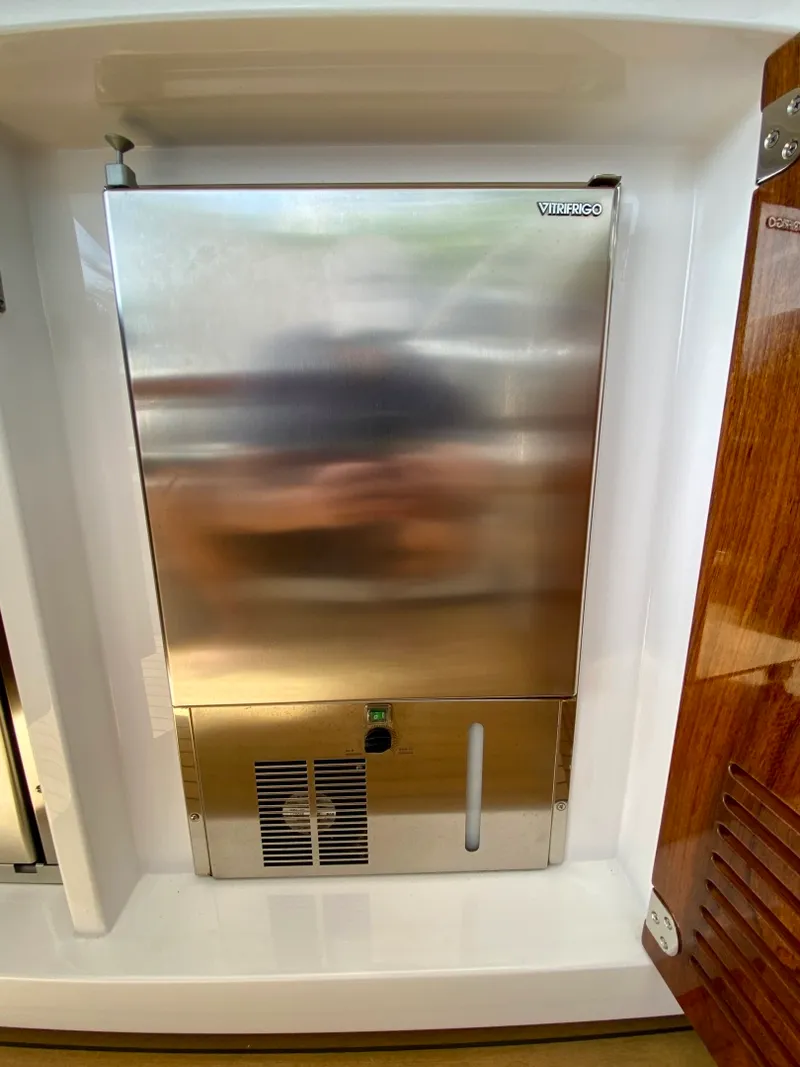 Slide: The Image of Azimut Flybridge 2018 - 46