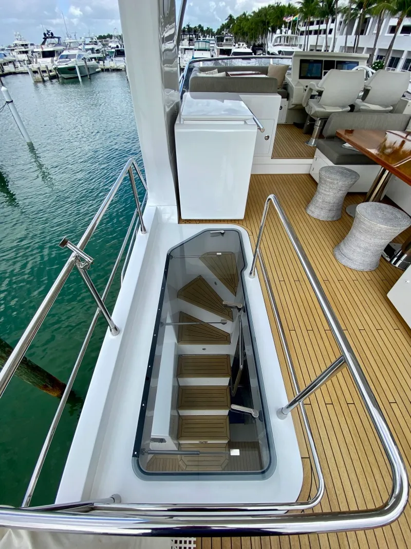 Slide: The Image of Azimut Flybridge 2018 - 60