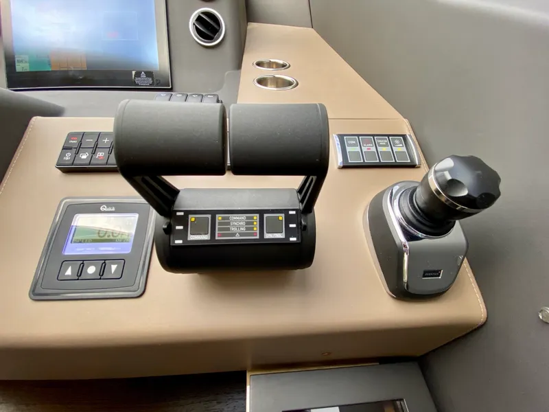 Slide: The Image of Azimut Flybridge 2018 - 82