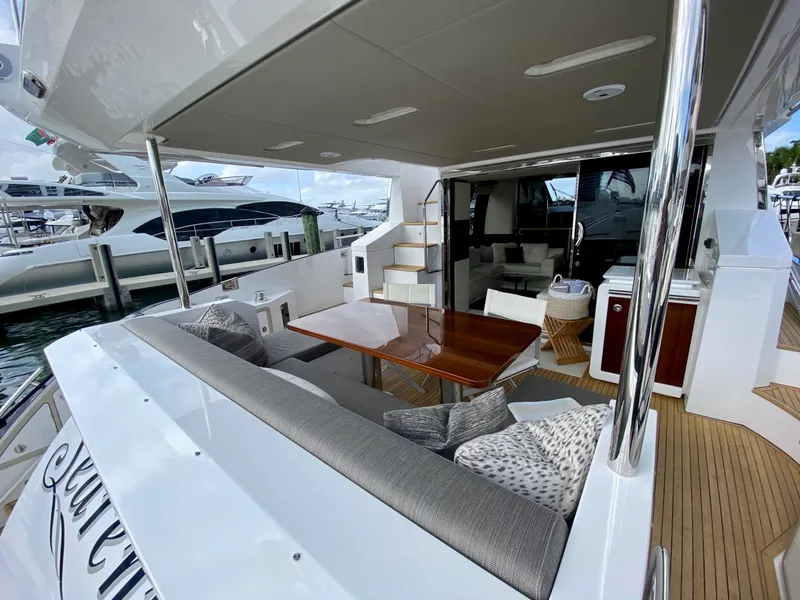 Slide: The Image of Azimut Flybridge 2018 - 90